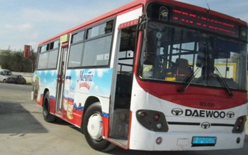 В Баку на остановке автобус сбил пассажира