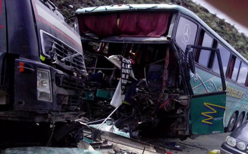 Boliviyada avtobus yük maşını ilə toqquşub: 15 ölü