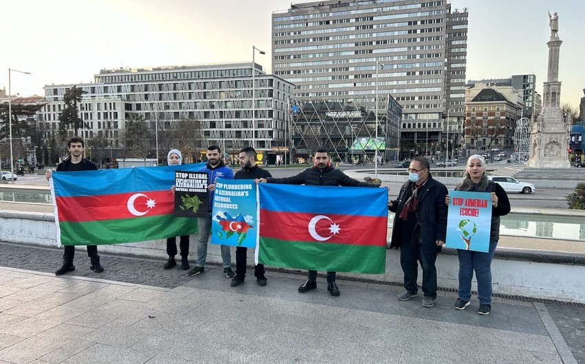 Azərbaycanlılar Madriddə erməni ekoterroruna etiraz ediblər