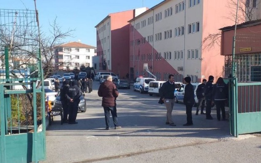В Анкаре в лицее произошла стрельба, двое ранены