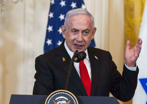 Netanyahu Livan əməliyyatının xatirəsinə amerikalı senatora gümüş peycer hədiyyə edib