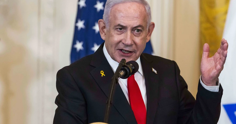 Netanyahu presents US senator with silver beeper in memory of Lebanon operation