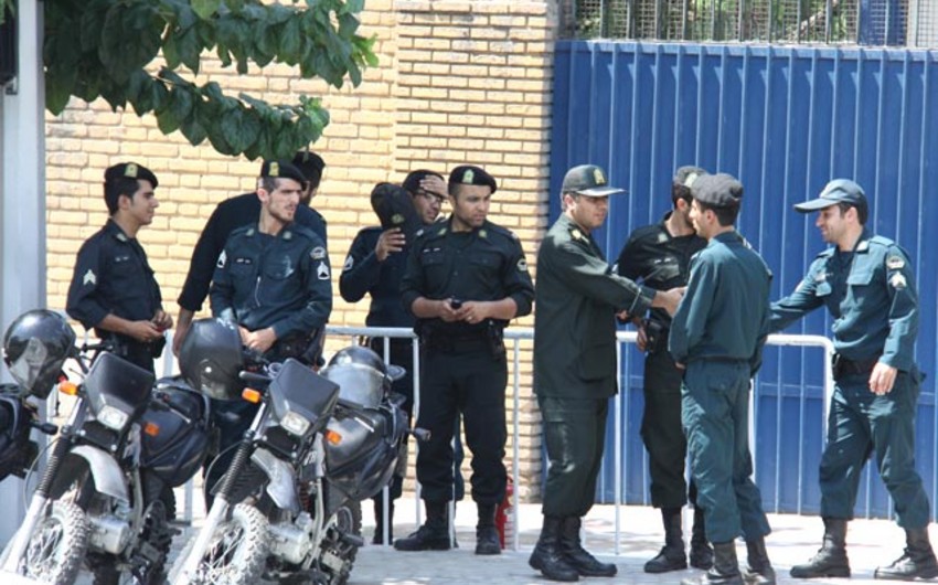 ​В Иране полиция изъяла из продажи одежду с американской и британской символикой