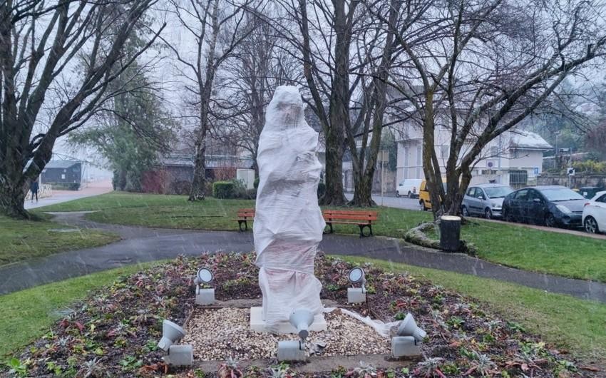 Representatives of French public condemn vandalism against Natavan's statue in Évian