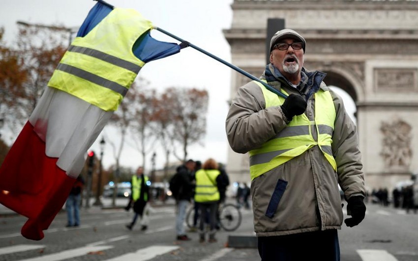 Fransada etiraz aksiyaları zamanı 14 polis yaralanıb
