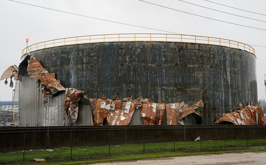 В Техасе из-за урагана Харви в двух хранилищах произошли утечки нефти