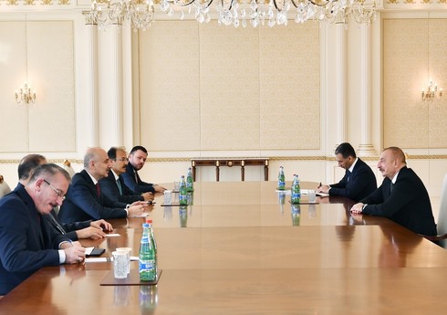 Президент Ильхам Алиев принял министра транспорта и инфраструктуры Турции