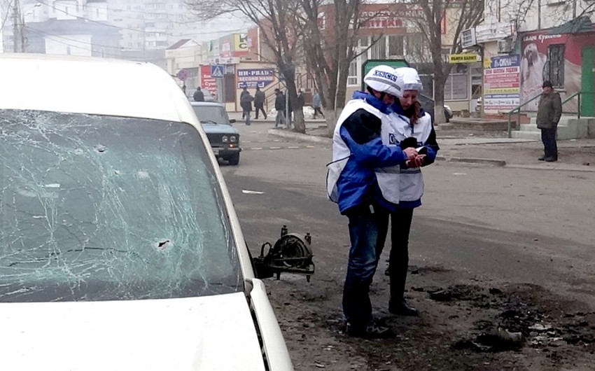 ATƏT-in avtomobili Luqanskda minaya düşüb, 1 nəfər ölüb