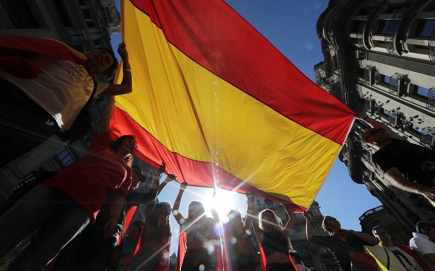 Десятки тысяч сторонников единства Испании вышли на демонстрацию в Барселоне