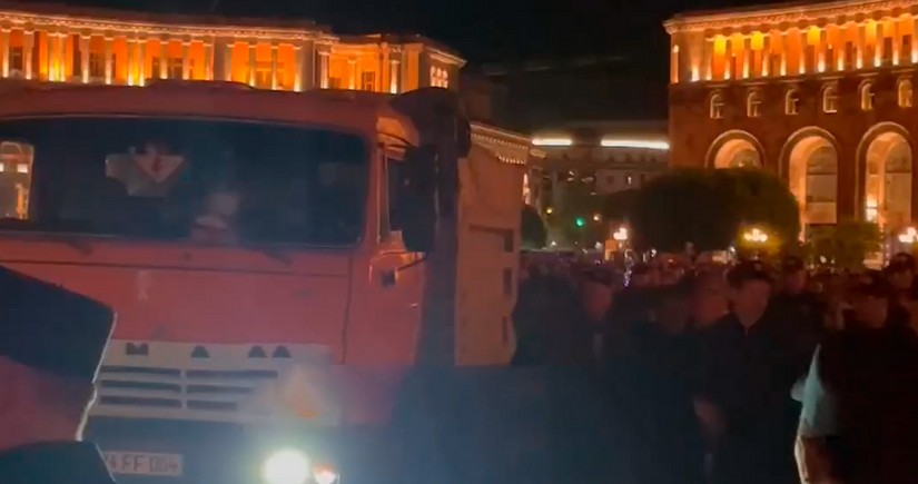 КамАЗ на полном ходу въехал на площадь Республики в Ереване, где проходит митинг