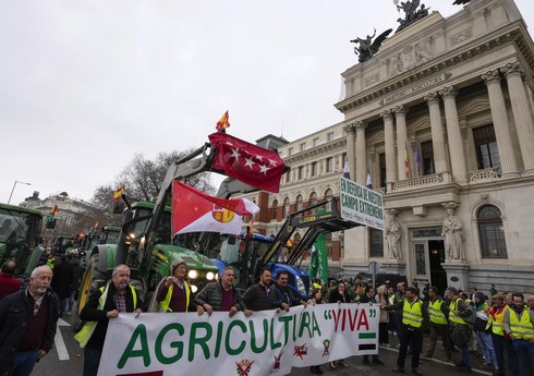 Испанские фермеры на тракторах заблокировали центральные улицы в Мадриде