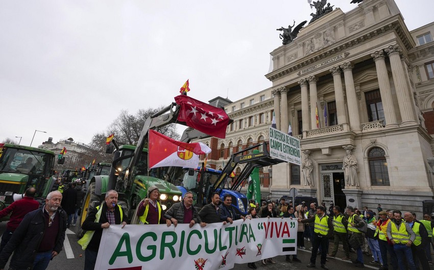 Испанские фермеры на тракторах заблокировали центральные улицы в Мадриде