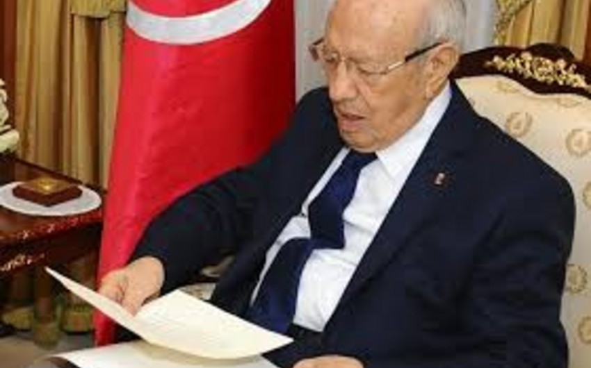 Президент Туниса на месяц продлил режим ЧП в стране
