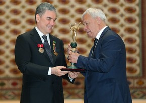Гурбангулы Бердымухамедову вручили национальные награды и ордена