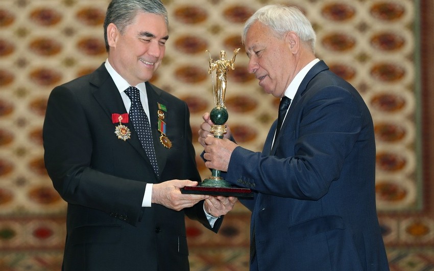 Гурбангулы Бердымухамедову вручили национальные награды и ордена