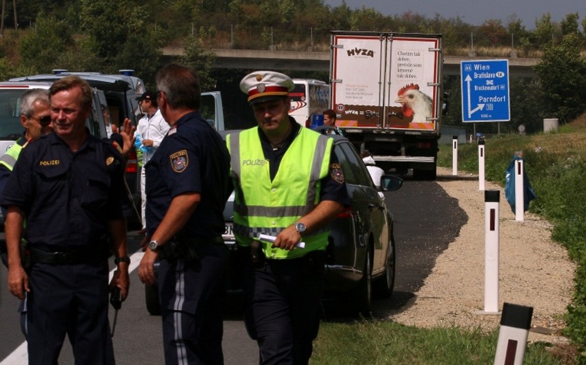Полиция Австрии спасла 26 беженцев, едва не задохнувшихся в грузовике