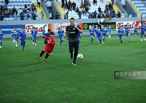 Mesut Özil Bakıda uşaqlarla futbol oynayıb - FOTOREPORTAJ