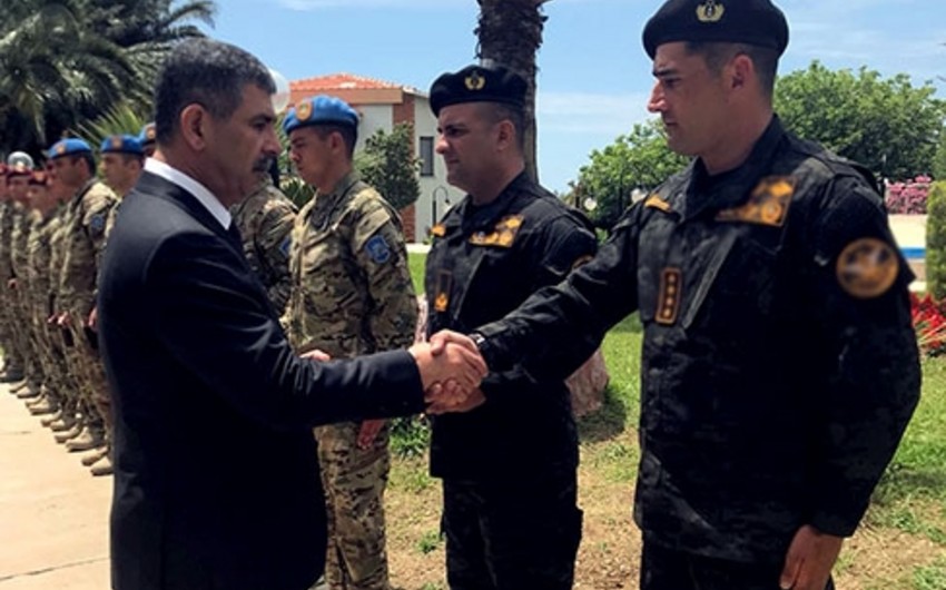 Zakir Həsənov “Efes-2018” təlimlərində uğur qazanmış Azərbaycan hərbçilərini mükafatlandırıb