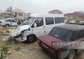 В Сумгайыте столкнулись микроавтобус и грузовик, 15 человек пострадали