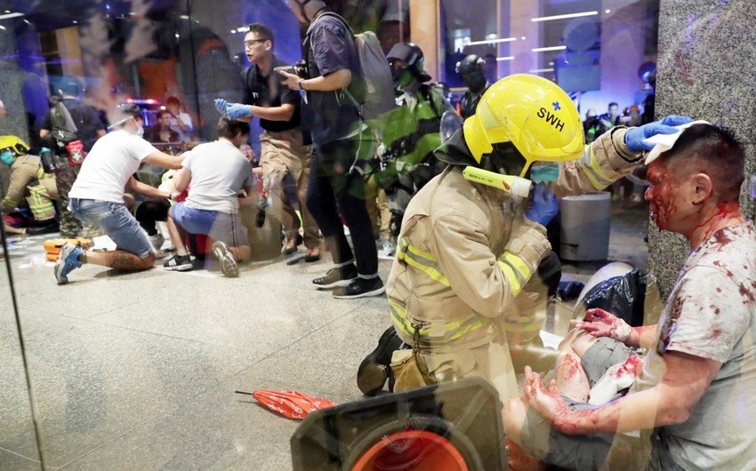 В Гонконге мужчина порезал ножом протестующих и откусил одному ухо - ФОТО