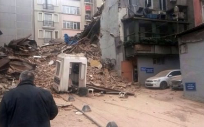 В Стамбуле рухнуло 5-этажное здание, под завалами остались люди