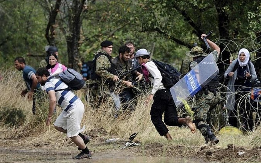 ​Тысячи нелегалов прорвали границу между Грецией и Македонией