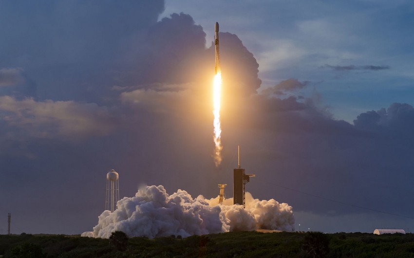 SpaceX запустит на орбиту третью за месяц группу интернет-спутников