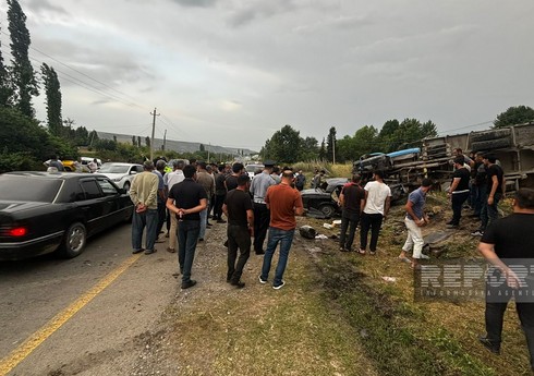 В Исмаиллы один человек, двое пострадали в тяжелом ДТП с грузовиком