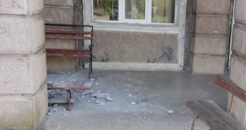 На западе Грузии потолок школы обрушился во время урока, есть пострадавшие