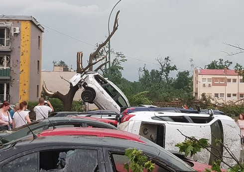 Около 150 человек пострадали из-за торнадо в Чехии - ВИДЕО