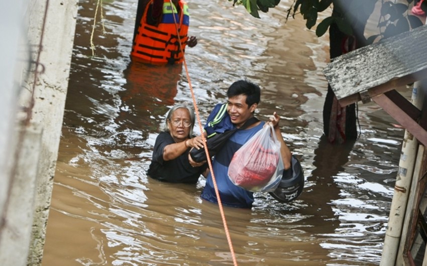 В Индонезии несколько тысяч человек эвакуированы из-за сильных наводнений