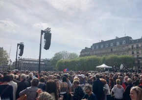 Parisdə yüzlərlə insan Notr-Dam kilsəsindəki faciəni anır