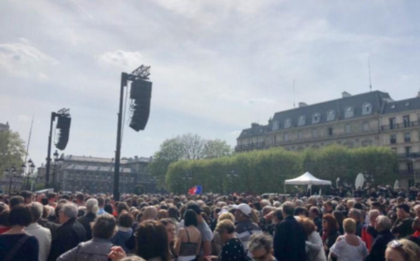 Parisdə yüzlərlə insan Notr-Dam kilsəsindəki faciəni anır