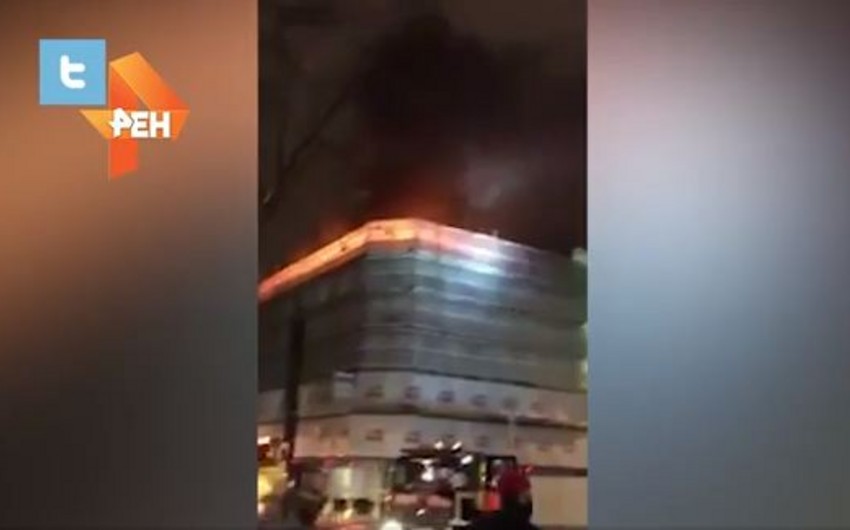 Сильный пожар начался в высотке в Лондоне - ВИДЕО