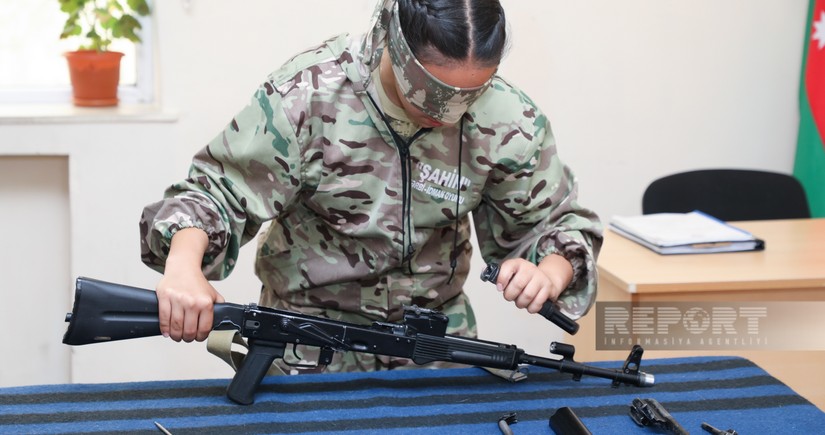 Silahı gözübağlı sökən şagirdlər - Hərbi hazırlıq dərslərindən REPORTAJ