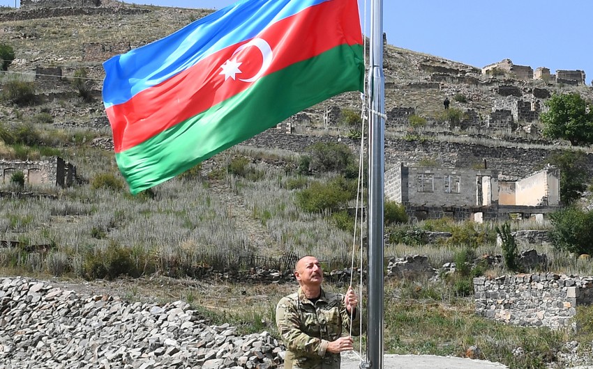Ильхам Алиев поднял флаг Азербайджана в Кяльбаджаре