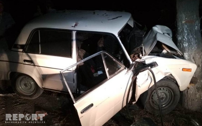 В Барде автомобиль врезался в дерево, пострадали два человека - ФОТО
