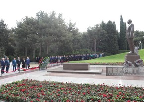 Участники международной конференции посетили могилу Гейдара Алиева