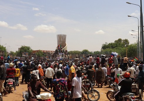 В Нигере сторонники мятежников проводят демонстрацию около французской военной базы
