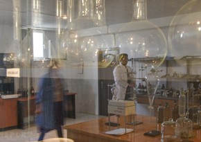 Dənizdən götürülmüş neft nümunələri bu laboratoriyada analiz edilir Dənizdən götürülmüş neft nümunələri bu laboratoriyada analiz edilir