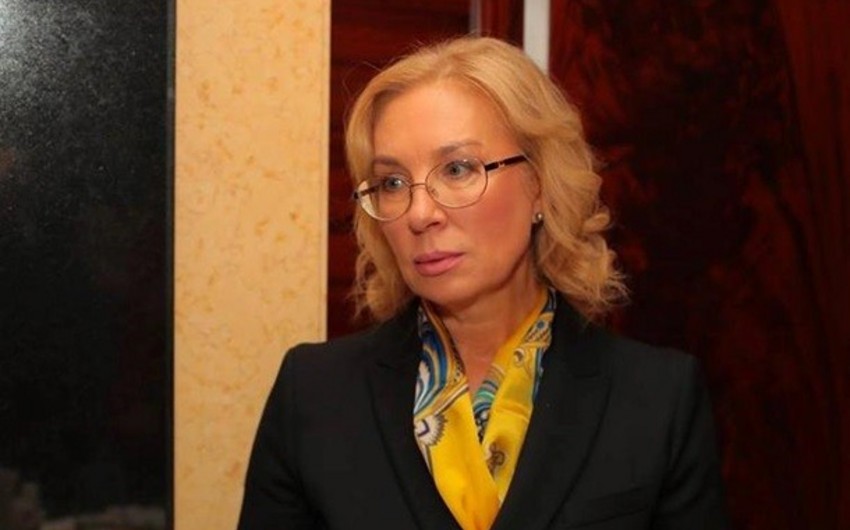 Ukraynanın ombudsmanı Petro Poroşenkonun çıxışı zamanı huşunu itirərək yıxılıb - VİDEO