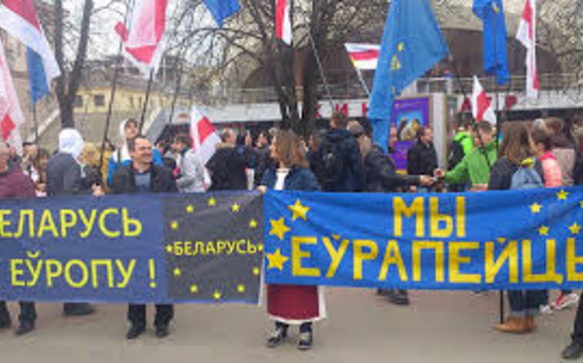 Белорусская оппозиция проводит митинг против создания российской авиабазы