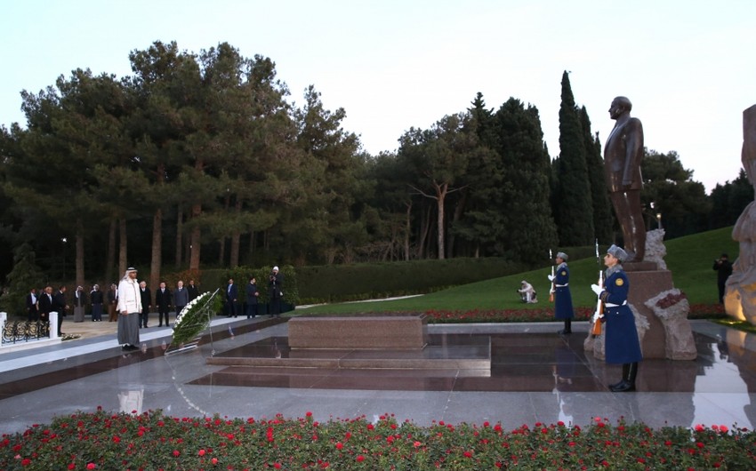 President of United Arab Emirates visits tomb of Great Leader Heydar Aliyev