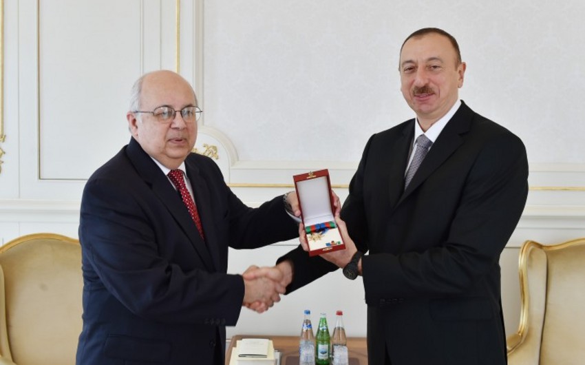 Президент Ильхам Алиев наградил директора Александрийской библиотеки орденом Достлуг