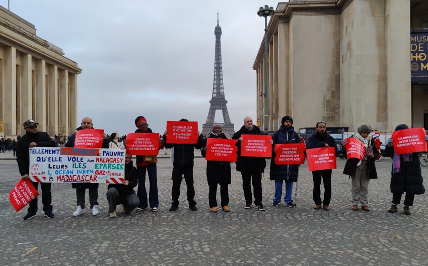 В Париже прошла акция против колониальной политики Франции