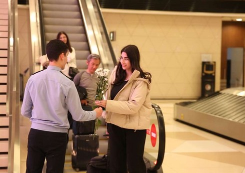 Пассажирок, прибывших в Азербайджан, встретили цветами в аэропорту Баку