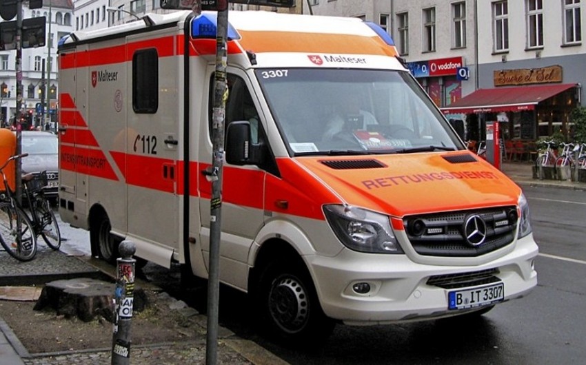 Almaniyada piyada körpüsü uçub, 11 uşaq yaralanıb