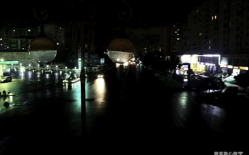 Ночной мрак бакинских дорог и ослепляющий блеск реклам создают трудности водителям - ВИДЕОРЕПОРТАЖ