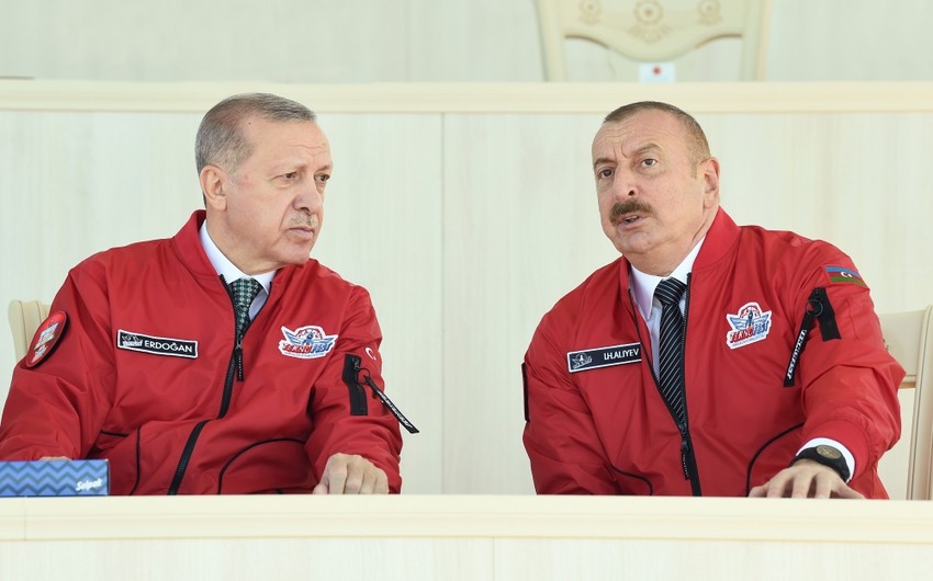 Президенты Азербайджана и Турции наблюдают за выступлениями авиагрупп Соло Тюрк“ и ”Тюрк Улдузлары“