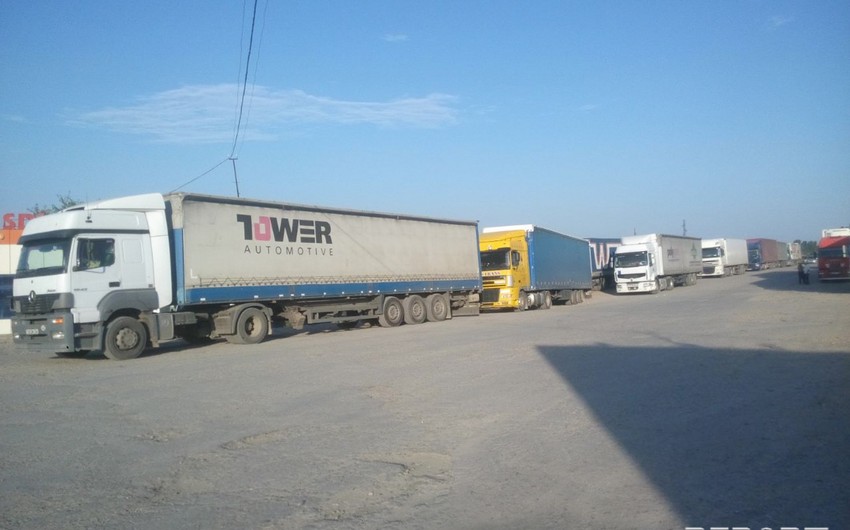 На азербайджано-российской границе образовалась пробка, не пропускают грузовые автомобили - ФОТО